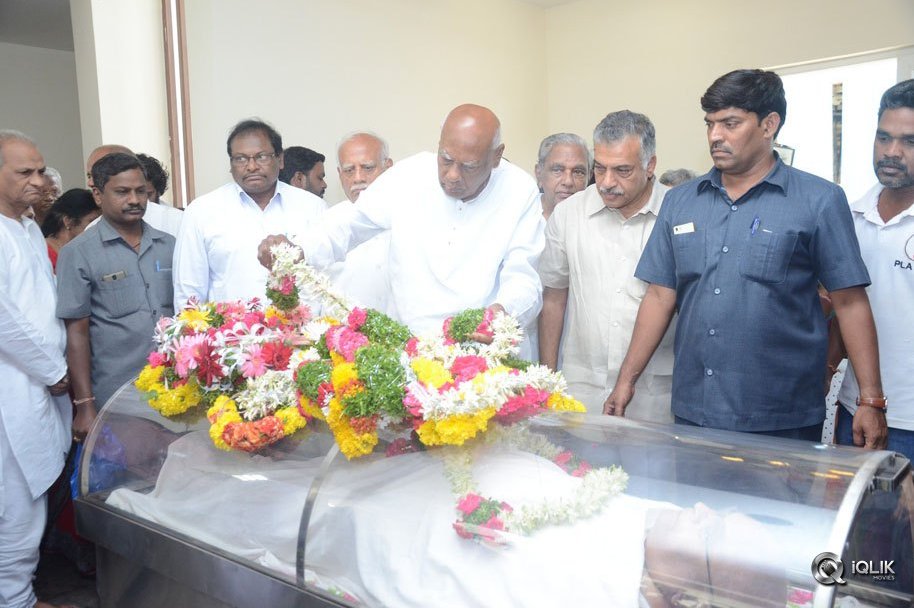 Celebs-Pay-Condolences-to-C-Narayana-Reddy
